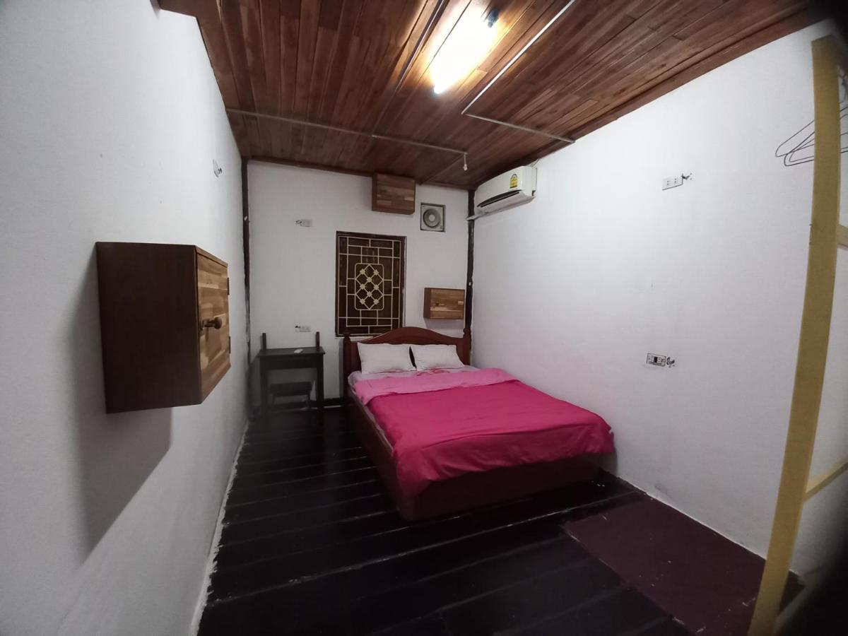 Watthat Backpacker Hostel 루앙프라방 외부 사진